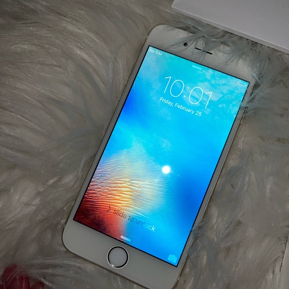 Gold IPhone 6 11GB - Picture 3 of 4